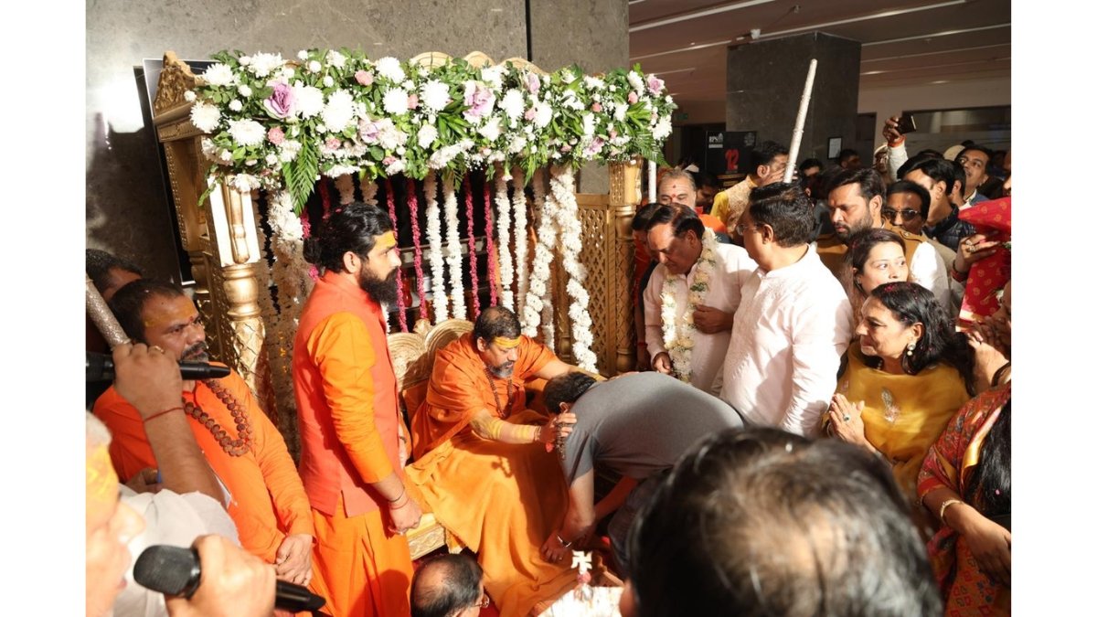 Mahamandaleshwar Kailashanand Giri met devotees at RPS 12th Avenue PNN